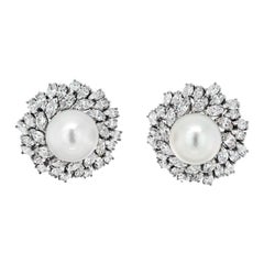 Van Cleef & Arpels Boucles d'oreilles bombées en or blanc 18 carats avec perles et diamants