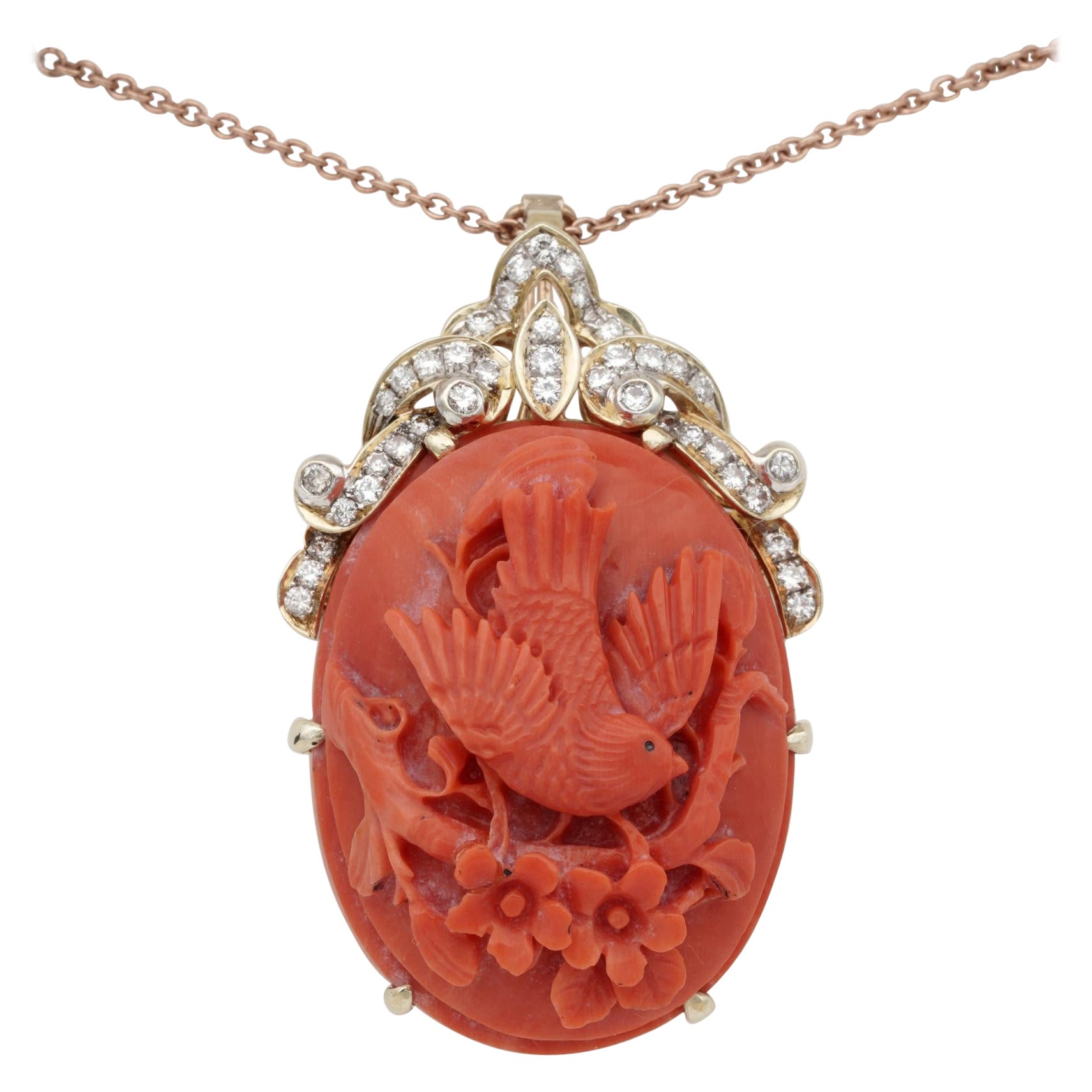 Broche/pendentif vintage en corail sculpté avec oiseau et diamants 14 carats, grande taille en vente