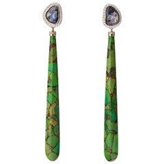 Longues boucles d'oreilles en turquoise verte avec saphirs non taillés et diamants blancs