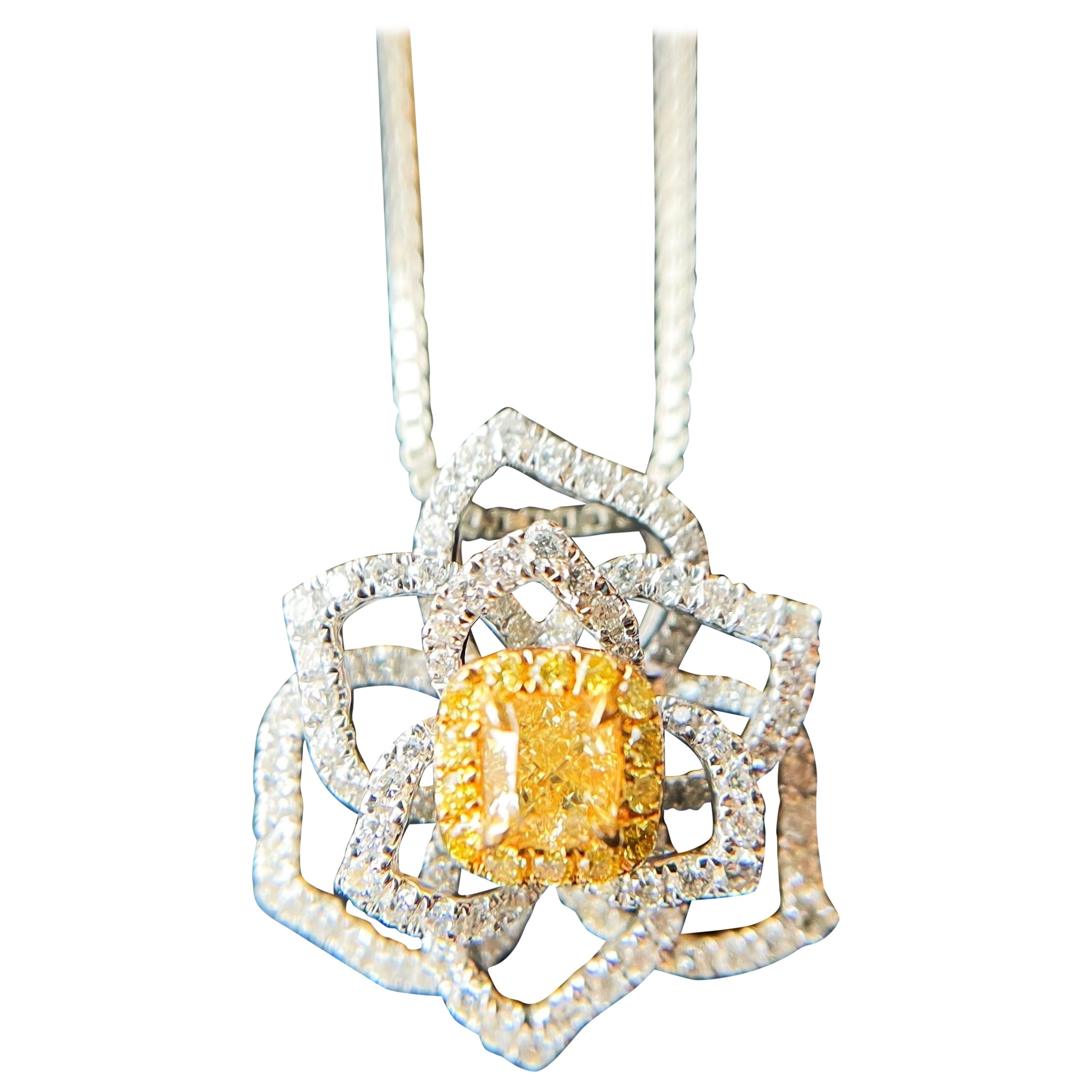 Pendentif fleur de camélia en or blanc 18 carats avec diamant jaune naturel en vente