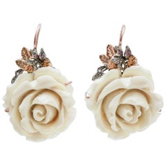 Boucles d'oreilles en corail, rubis, diamants, or rose et argent.