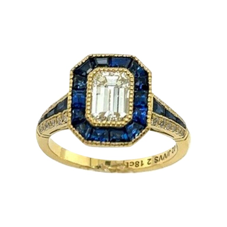Bague en or jaune 18 carats avec diamant taille émeraude 1,02 carat J/VVS2 et halo de saphirs en vente