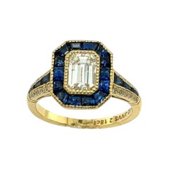 Bague en or jaune 18 carats avec diamant taille émeraude 1,02 carat J/VVS2 et halo de saphirs