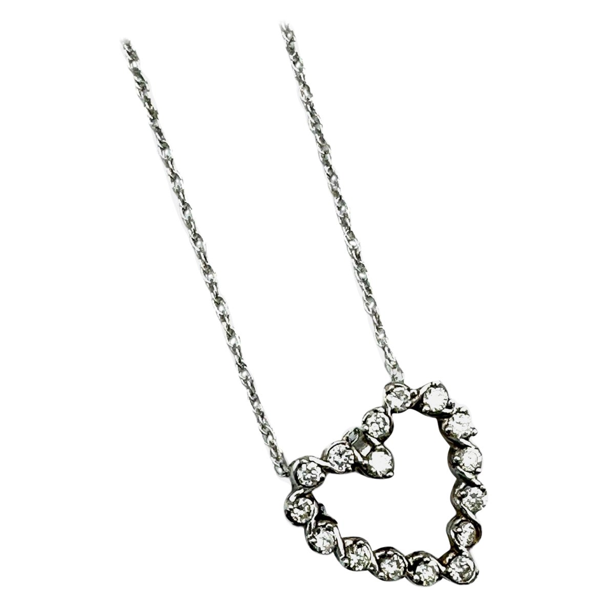 Pendentif coeur en or blanc serti de diamants .30 carats en vente