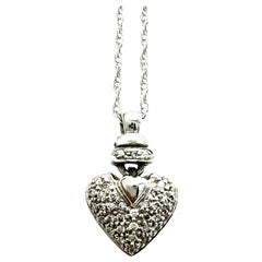 Pendentif 1/2" en or blanc 14Kt orné de pavés et de diamants soufflés en forme de coeur