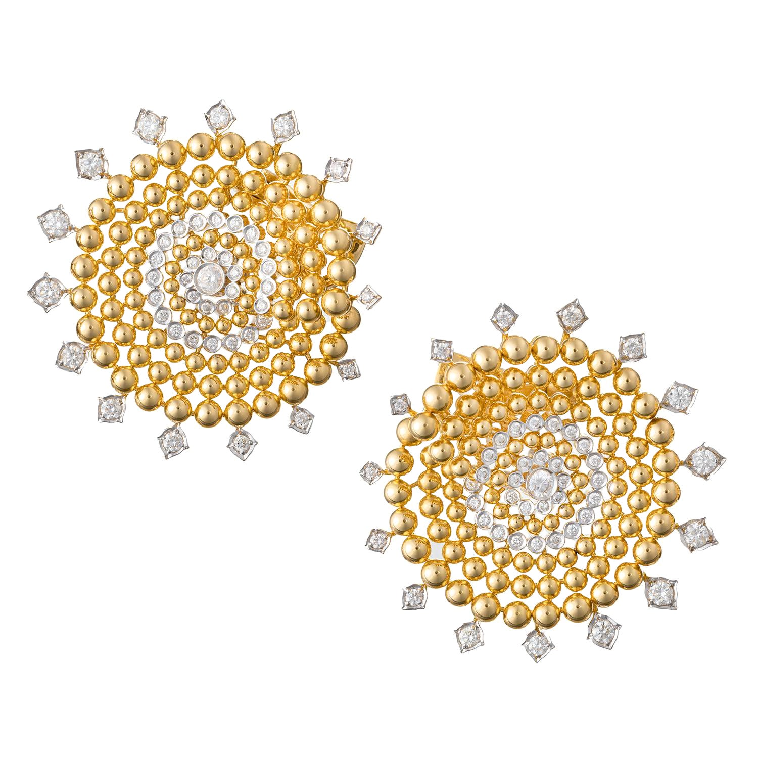 Boucles d'oreilles en or jaune 18k avec perles et tourbillons de diamants en vente