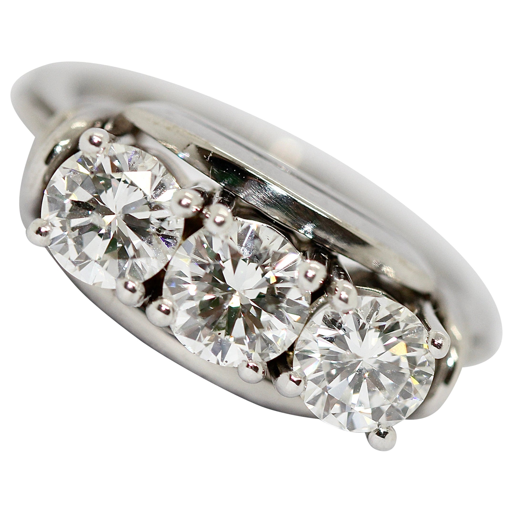 Bague solitaire à trois pierres en or blanc 18 carats et diamant de 1,6 carat en vente