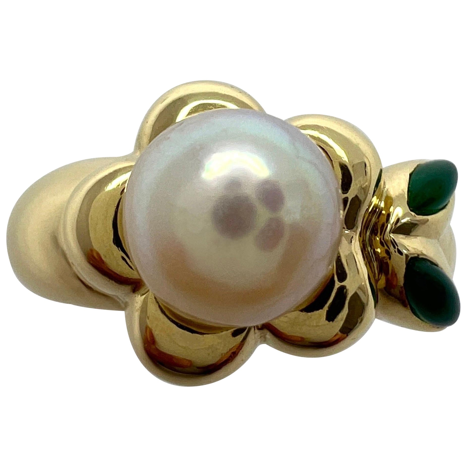 Vintage Van Cleef & Arpels Pearl Chalcedony 18k Yellow Gold Flower Ring with Box For Sale