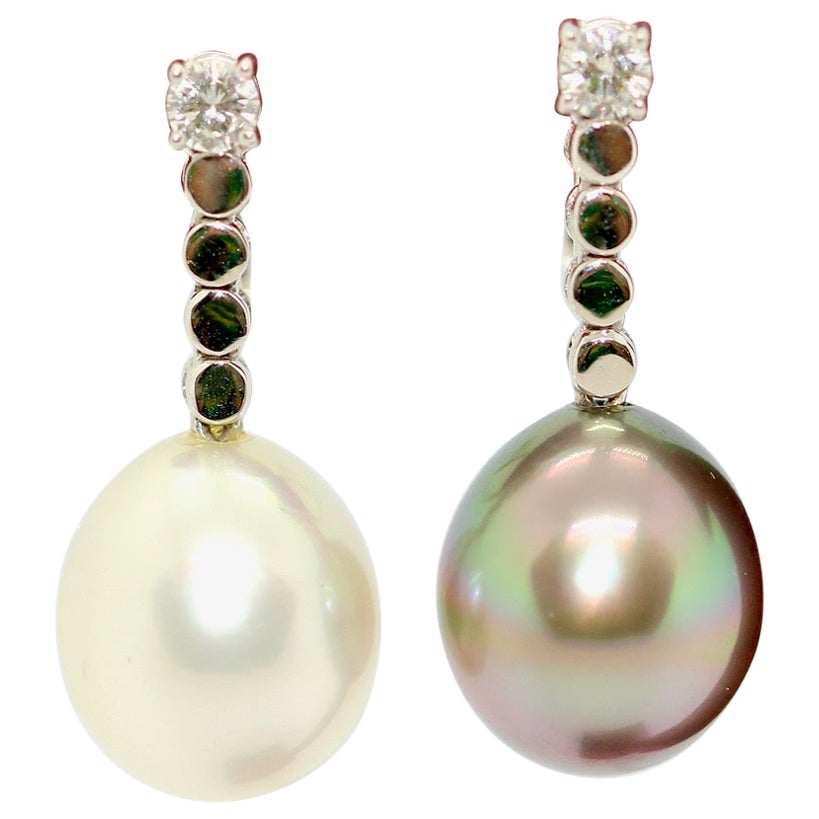 Diamond Gold Earrings set with white and gray South Sea Pearl, Tahitian Pearl For Sale