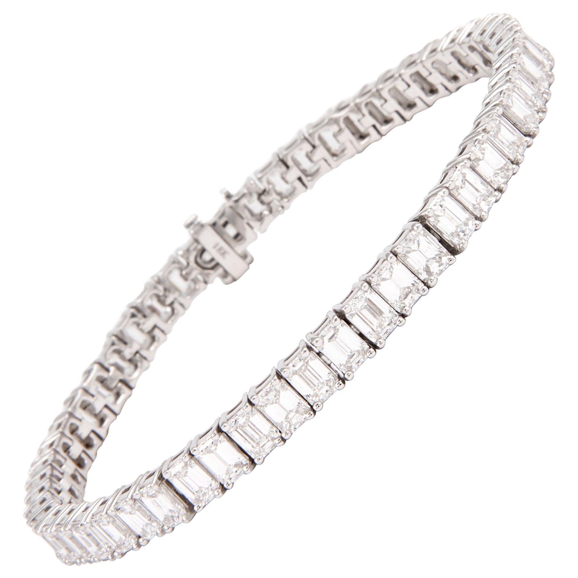 Alexander Bracelet tennis en or blanc 18 carats avec diamants taille émeraude de 12,65 carats