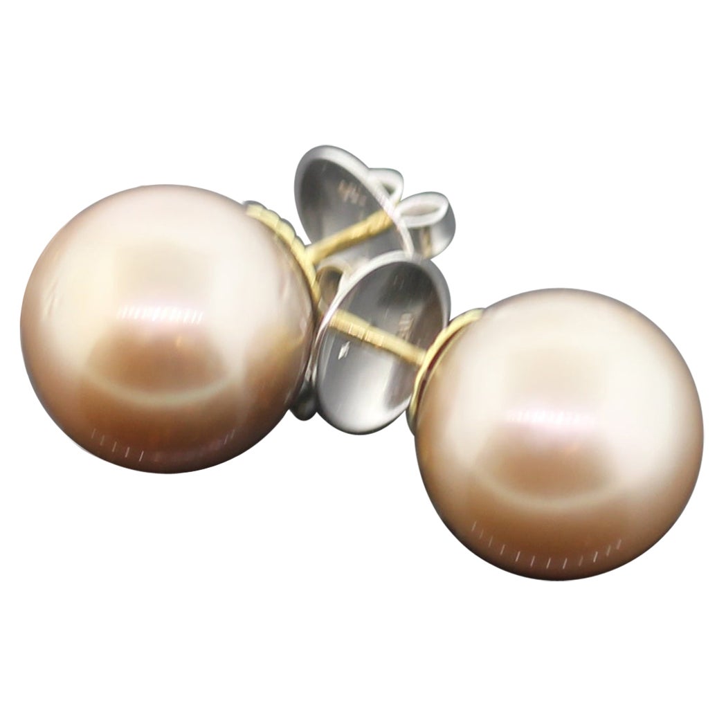 Hakimoto Tahitian Earrings
18K White Gold
High Polish
Total Item Weight (g): 12
Stud Earrings
Tahitian Cultured Pearl
Pearl Size 15.00 mm
Pearl Shape: Round
Bodycolor: Light Brown
Orient: Very Good
Luster: Very Good
Surface: Clean Face
Nacre: Very