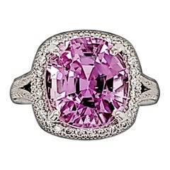 Feiner rosafarbener Med Colored Pink 8,70 Karat Kunzit in 14kt Weißgold Ring mit Diamanten gefasst