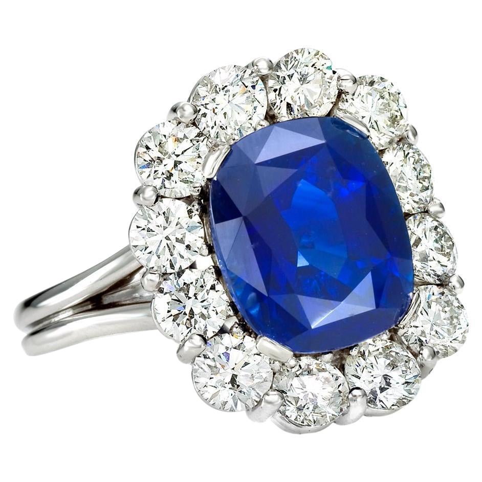 Bague « Costis » en saphirs royaux et diamants - Saphir bleu royal certifié 7,38 ct en vente