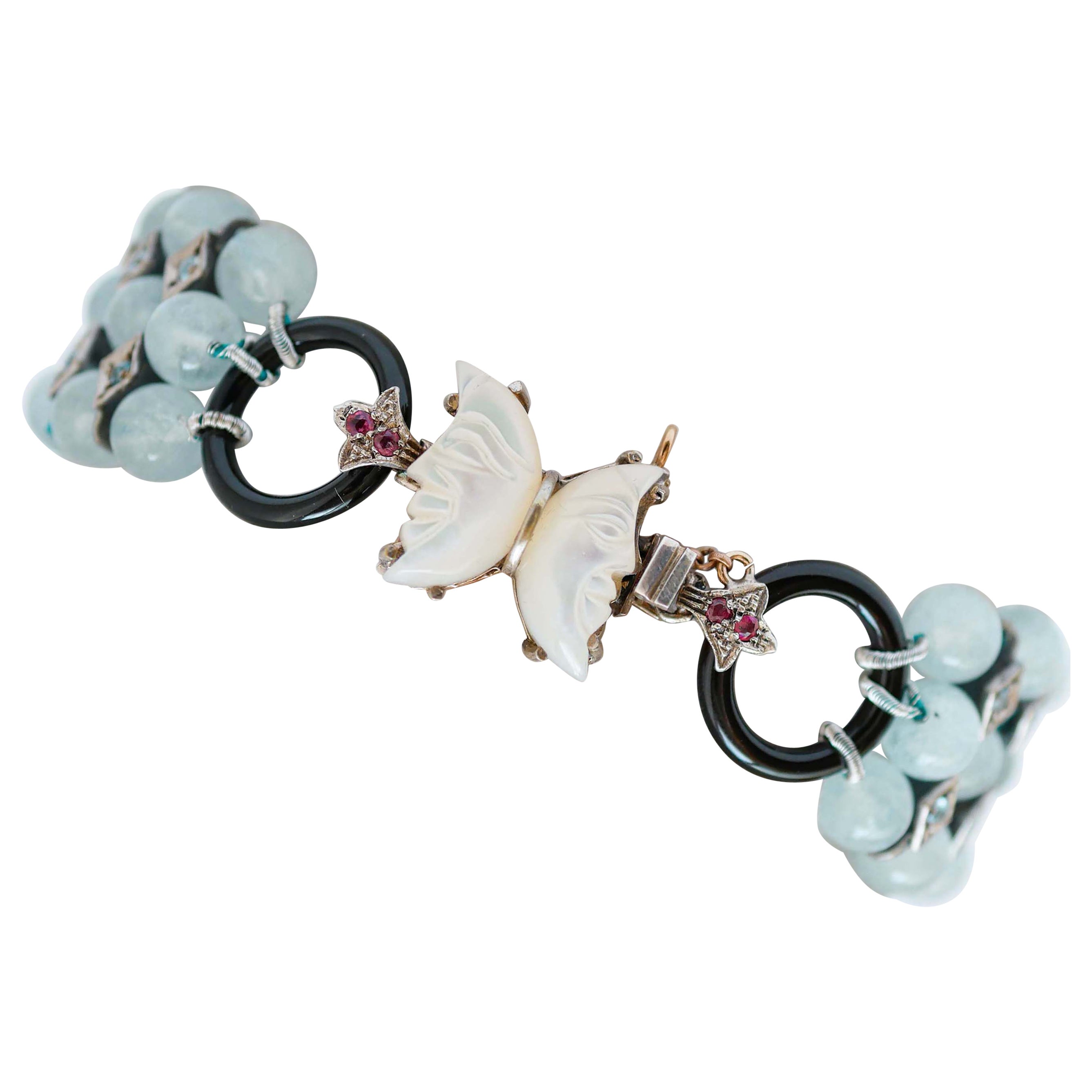 Bracelet en aigue-marine, rubis, pierres blanches et or rose.