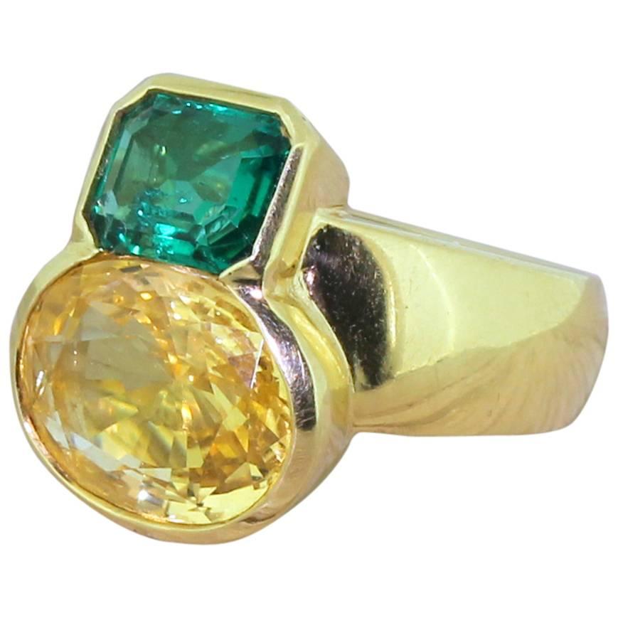 1970s Avant Garde 5.77 Carat Yellow Sapphire and 1.20 Carat Emerald Gold Ring For Sale
