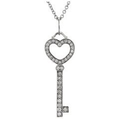 Tiffany & Co. Herz-Schlüssel-Anhänger-Halskette aus Platin und Pavé-Diamanten Mini