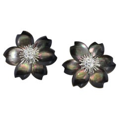 Orecchini Van Cleef & Arpels Rose De Noel, circa 2019.