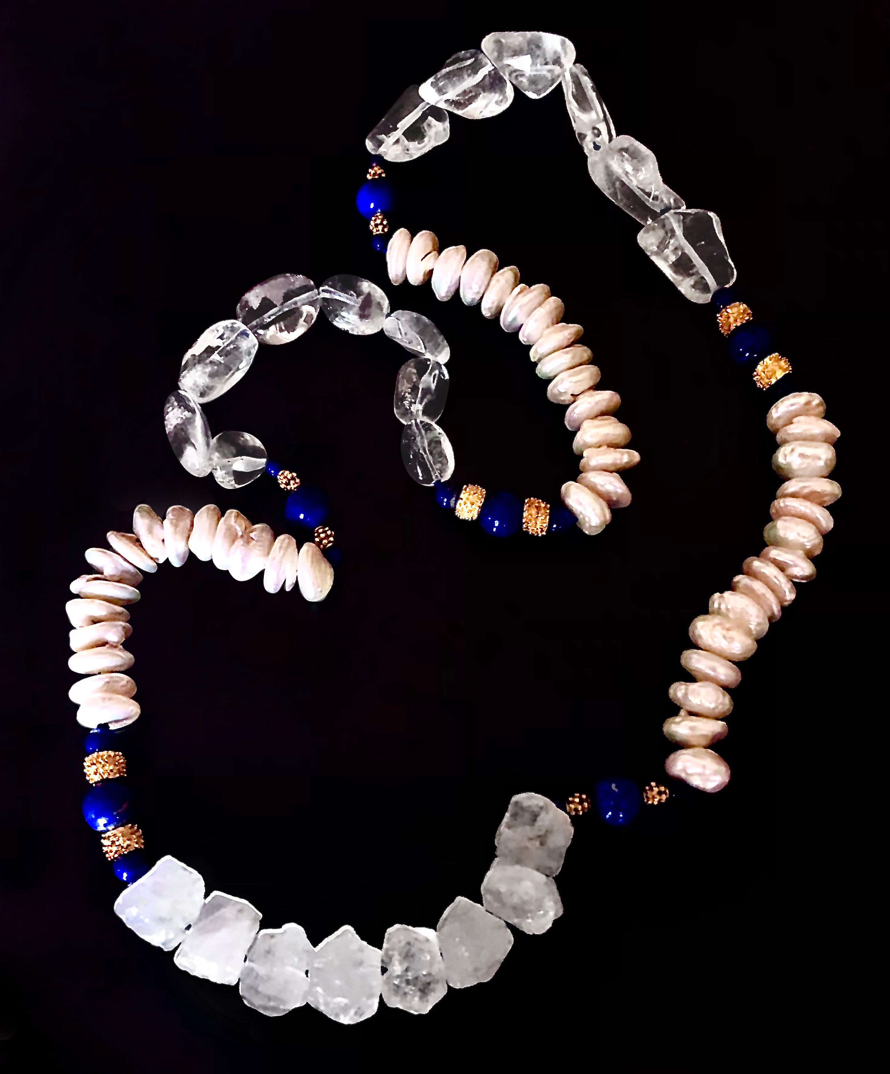 Sautoir avec perles de culture, lapis-lazuli et pépites de cristal.