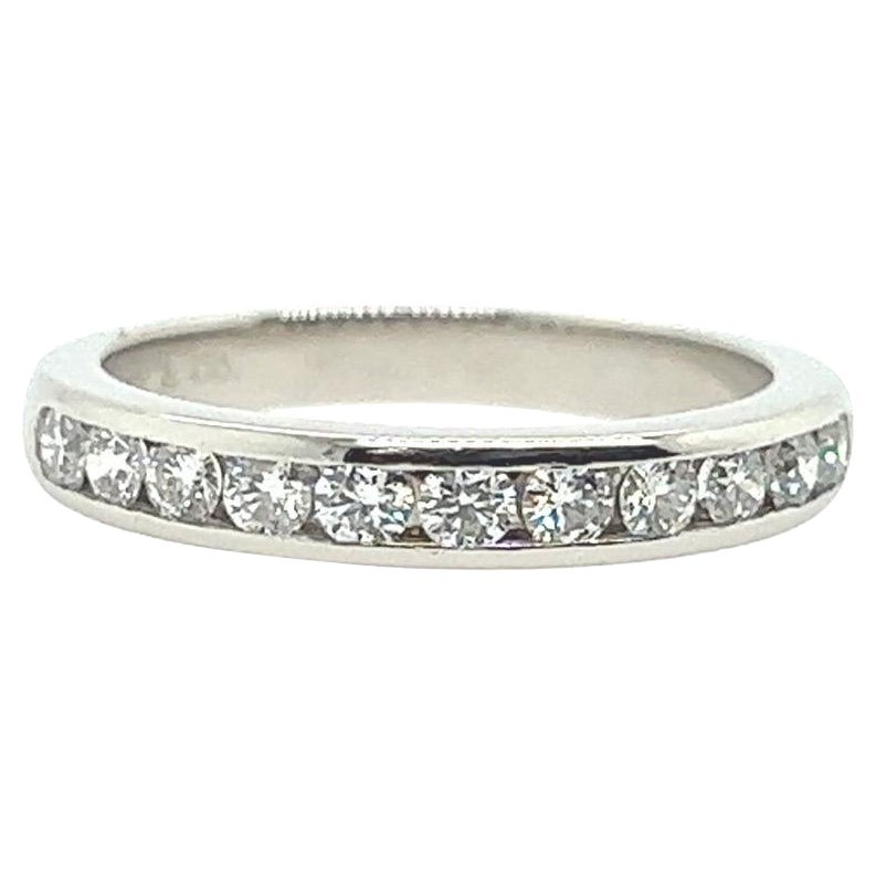 Moderner moderner Tiffany & Co Verlobungsring aus Platin mit natürlichem .17 Karat Diamanten im Halbmond im Angebot