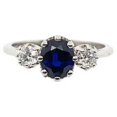 Platin Sehr feinster blauer 1,19 Karat Saphir 3 Stein Ring mit 0,39 Karat Diamanten