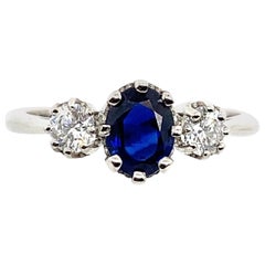 Très belle bague à 3 pierres avec saphir bleu 0,81 carat et diamants 0,37 carat