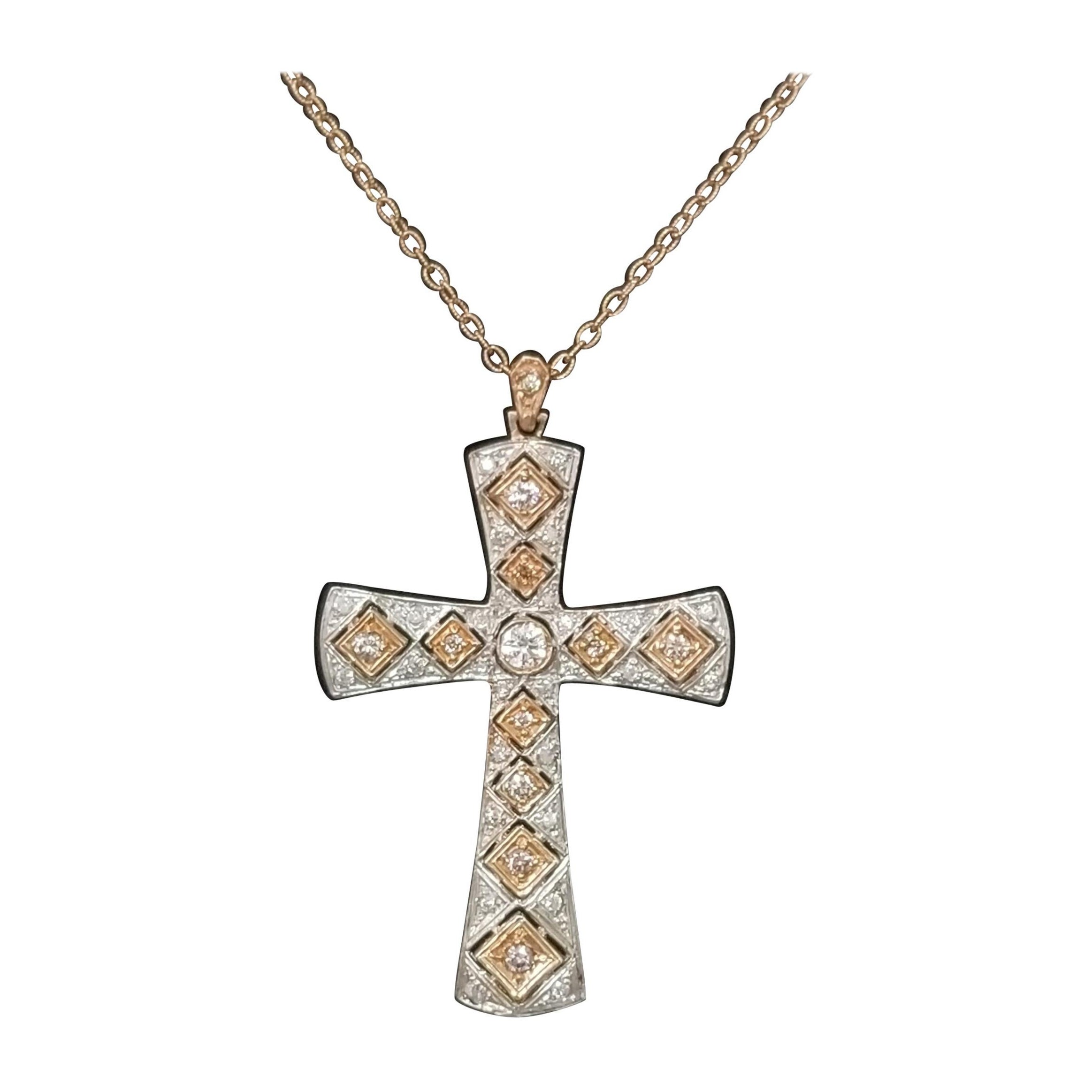 Cruz "Antiqued" de Oro Rosa de 14 K con 12 Diamantes Naturales Redondos "Rosa" Claro