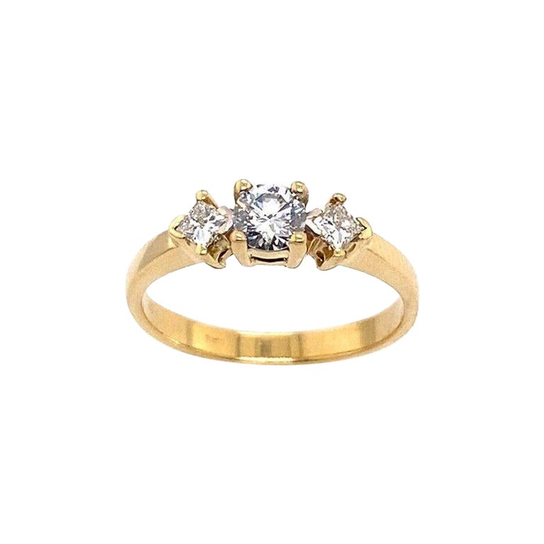 Round Diamond 3 Stone Ring with 0.50ct in 18ct Yellow Gold Princess Cut For Sale