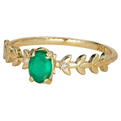 Oval emerald ring in 14k gold