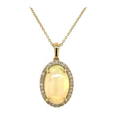 Magnifique pendentif en opale cabochon naturelle de 9,43 carats entouré de diamants de 0,25 carat