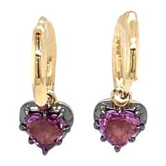 Boucles d'oreilles en or jaune et noir 14ct, serties de saphirs roses en forme de coeur