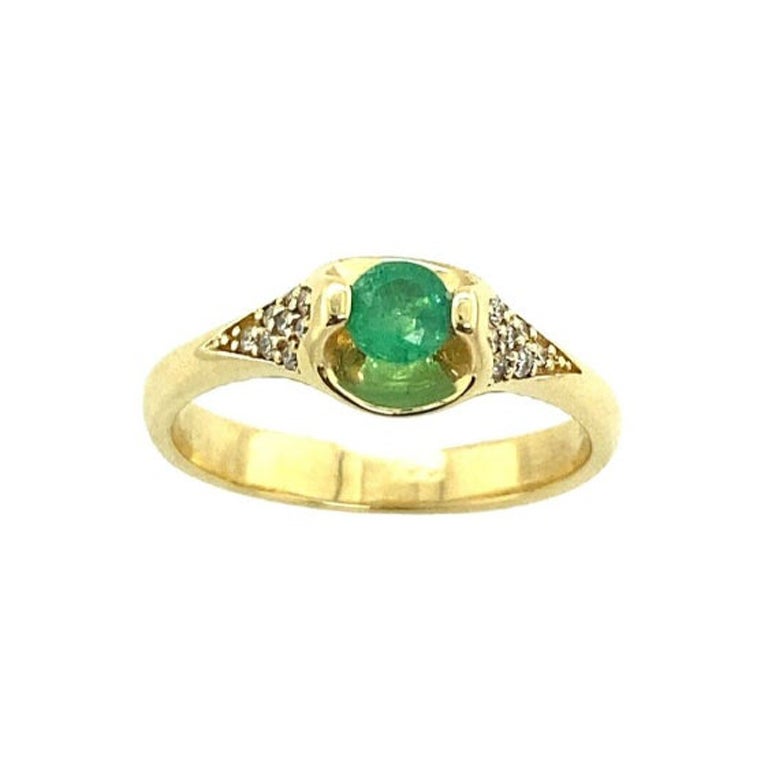 Emerald & Diamond Ring Set with 8 Diamonds on Each Side in 14ct Yellow Gold For Sale