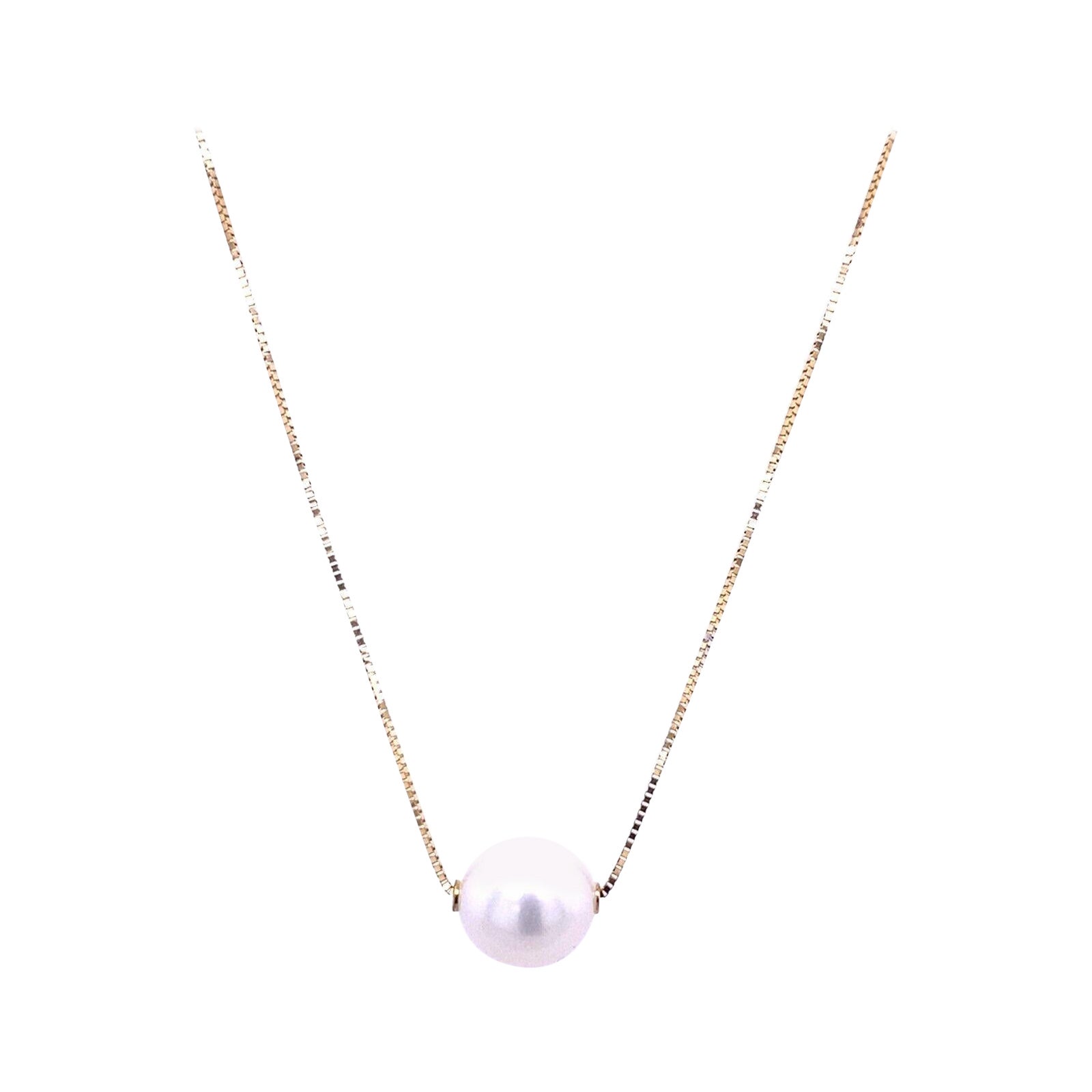 Box Chain with Cultured Pearl in 18ct Yellow Gold For Sale