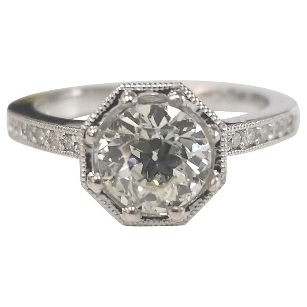 14 Karat gravierter Ring mit seitlichen Diamanten im Art-déco-Stil im Angebot