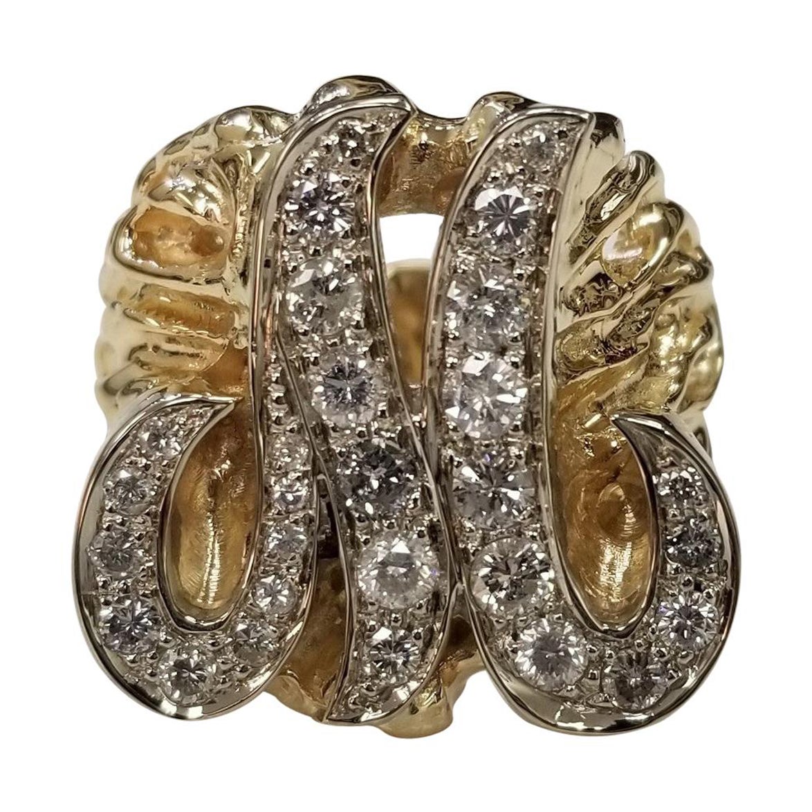 Bague « M » initiale des années 1970 en or jaune 14 carats avec pépite de diamants