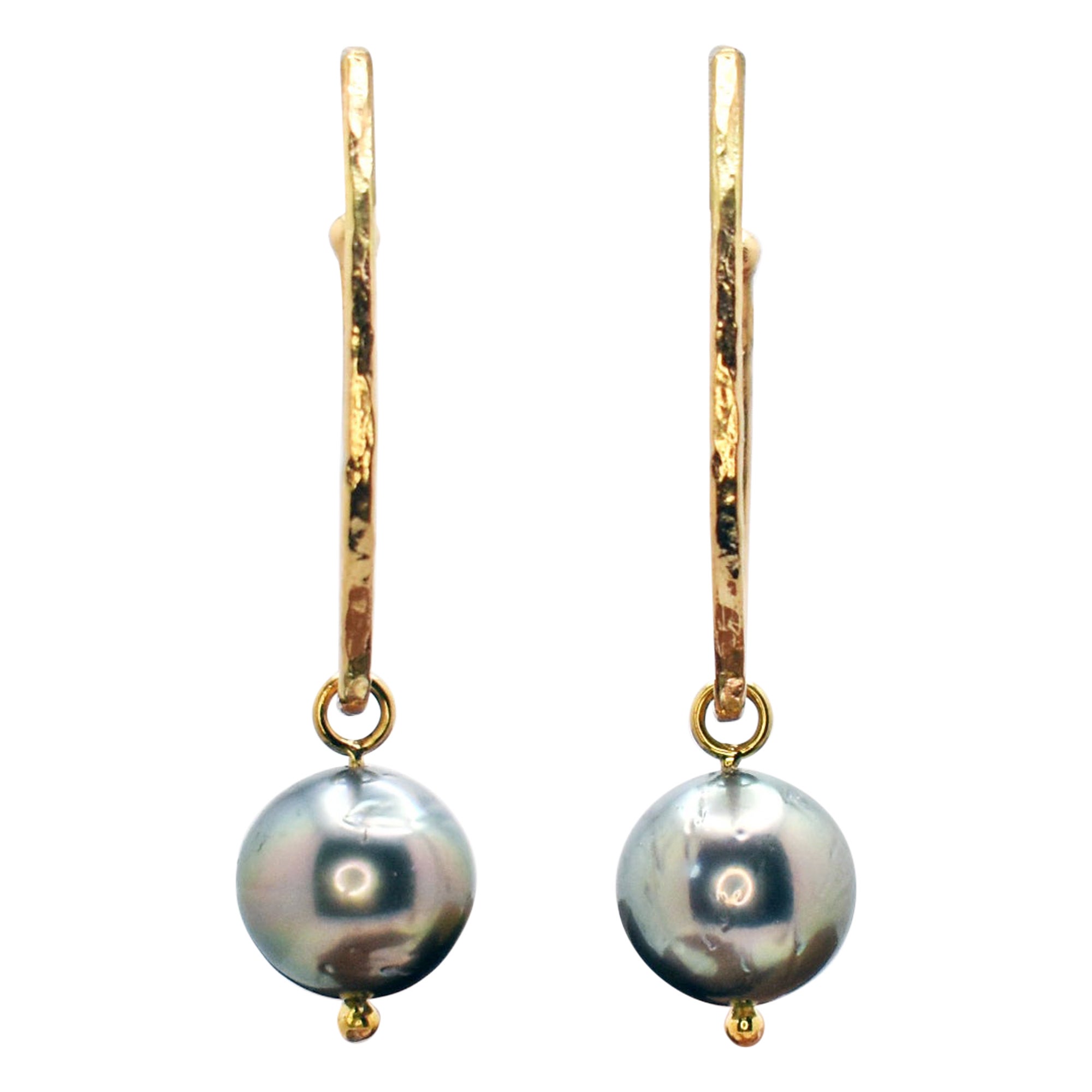 Pendants d'oreilles en or 18k Hammer avec breloques en forme de perles de Tahiti en vente