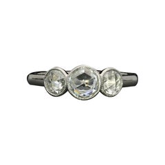 Hancocks Drei Stein Rose Cut Diamond Ring in Platin Mount Contemporary