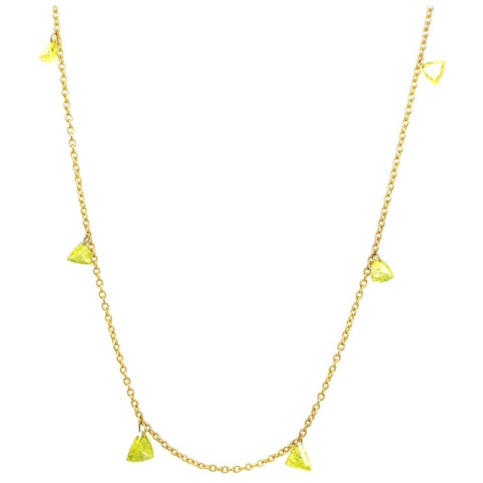 Nuevo Collar triangular natural con 6 diamantes verdes en venta