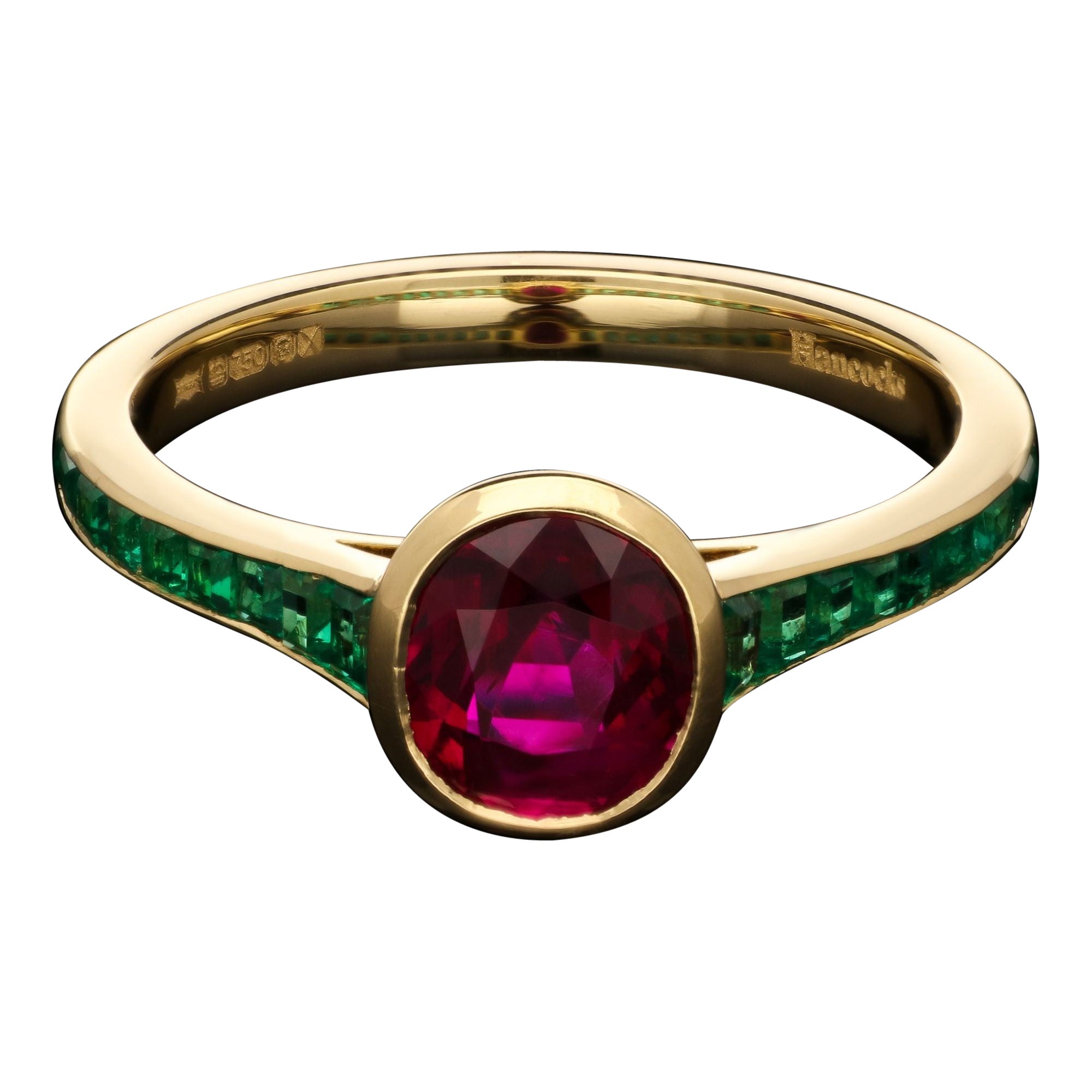 Hancocks 1.58ct Burmese Ruby and Emerald Ring In 18ct Yellow Gold Contemporary (Bague en or jaune birman de 1.58ct et émeraude contemporaine) en vente