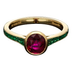 Hancocks 1.58ct Burmese Ruby and Emerald Ring In 18ct Yellow Gold Contemporary (Bague en or jaune birman de 1.58ct et émeraude contemporaine)