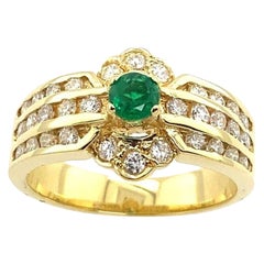 Esmeralda engastada con diamantes redondos naturales de 0,40 ct en oro amarillo de 18 ct