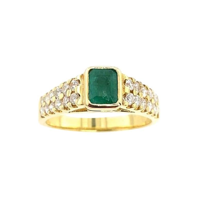 Emerald Solitaire Ring Set w/ 0.35ct Natural Round Diamonds in 18ct Yellow Gold For Sale