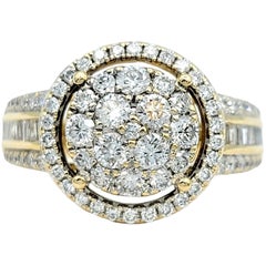Runder Diamant-Cluster-Ring mit Halo und konisch zulaufenden Baguette-Beinen aus 14 Karat Gold