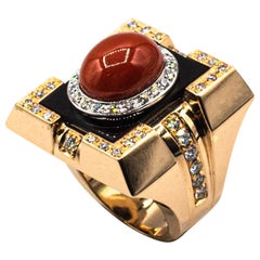 Bague cocktail de style Art déco en or jaune avec diamants, corail rouge méditerranéen et onyx