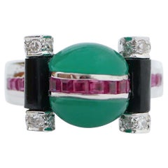 Ring aus 14 Karat Weißgold mit grünem Achat, Onyx, Rubinen, Diamanten.