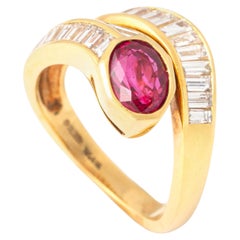 Anillo de oro amarillo de 18 quilates con rubíes y diamantes