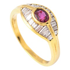 Anillo de oro amarillo de 18 quilates con rubíes y diamantes