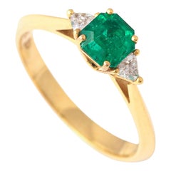 Anillo de oro amarillo de 18 quilates con esmeralda de 0,58 quilates