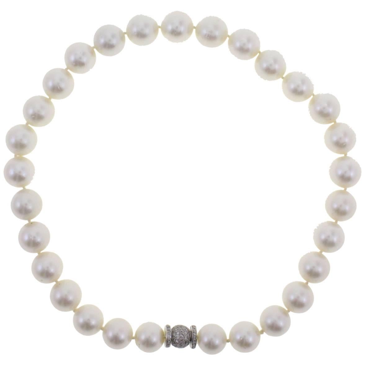600 ct Australian Pearls, 1.82 ct Diamonds, White Gold Closure Beaded Necklace For Sale