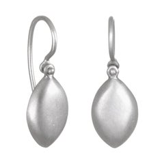 Pendientes de gota con bisagra de marquesa de platino mate Faye Kim