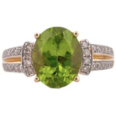 Ovaler Peridot-Ring mit Diamant-Akzenten - 14K Gelbgold
